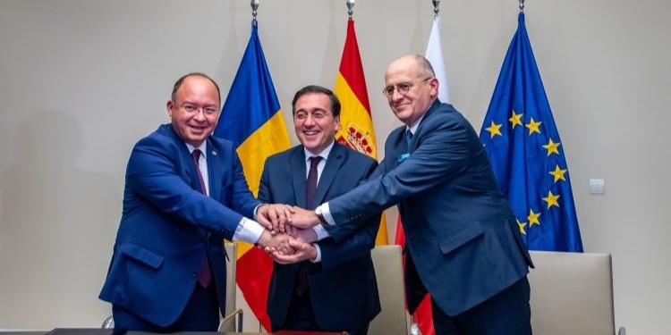 Albares anuncia que se ultima el convenio de doble nacionalidad con Rumanía