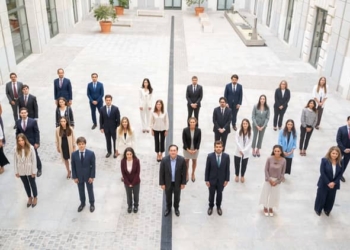 Albares recibe a la primera promoción de diplomáticos con más mujeres que hombres