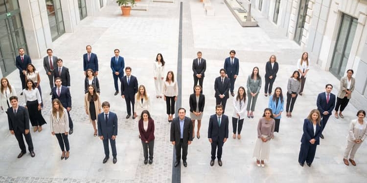 Albares recibe a la primera promoción de diplomáticos con más mujeres que hombres