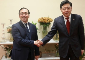 Albares: “China me ha asegurado que hará todo lo que esté en su mano por la paz”