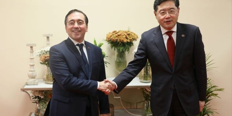 Albares: “China me ha asegurado que hará todo lo que esté en su mano por la paz”