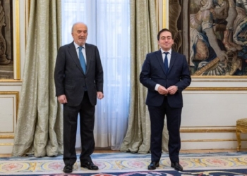 Albares y el director de la RAE abordan el crecimiento del español en el mundo