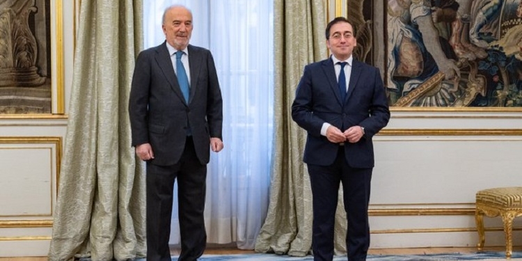 Albares y el director de la RAE abordan el crecimiento del español en el mundo