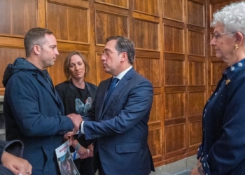 Albares reclama la «liberación incondicional» de los rehenes de Hamás tras recibir a un grupo de familiares