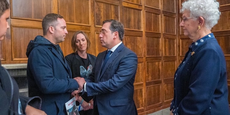 Albares reclama la «liberación incondicional» de los rehenes de Hamás tras recibir a un grupo de familiares