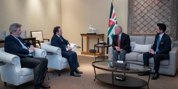 Albares aborda la situación en Gaza y Cisjordania con el rey Abdalá II de Jordania