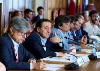 Albares asegura que fue España la que recomendó a la UE suspender la cooperación con Níger