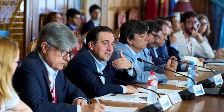 Albares asegura que fue España la que recomendó a la UE suspender la cooperación con Níger