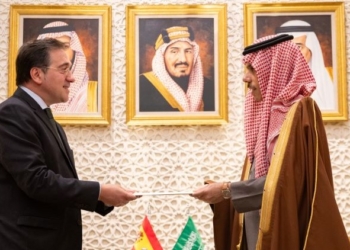 Albares aborda en Riad la crisis de Oriente Próximo y la colaboración económica hispano-saudí