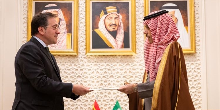 Albares aborda en Riad la crisis de Oriente Próximo y la colaboración económica hispano-saudí