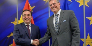 Albares, Cameron y Šefčovič dicen que el acuerdo sobre Gibraltar “está más cerca” pero “no hay un plazo”