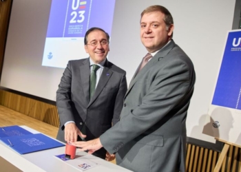 Exteriores y Correos presentan el sello dedicado a la Presidencia española de la UE