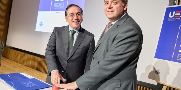 Exteriores y Correos presentan el sello dedicado a la Presidencia española de la UE