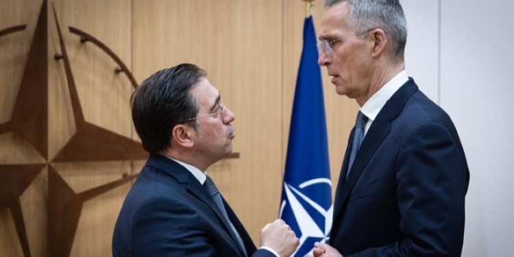 Albares conversa con Stoltenberg sobre Ucrania y el “inminente ingreso de Finlandia”