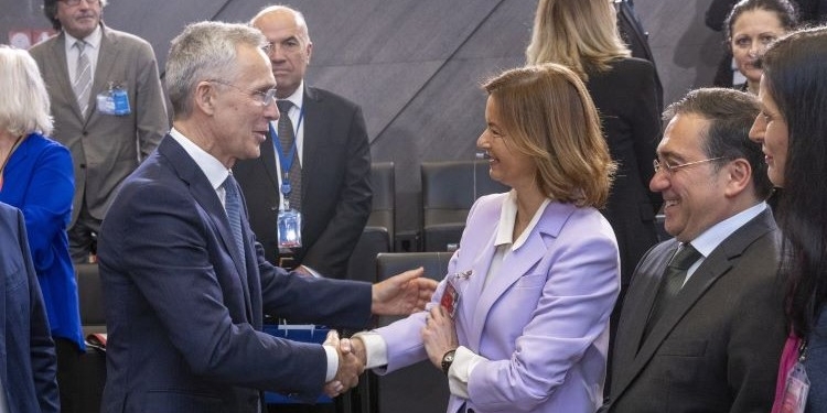 Albares pide “previsibilidad” en la ayuda a Ucrania pero “sin duplicidades” entre UE y OTAN