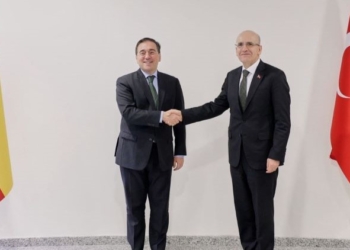 Albares traslada en Turquía el interés de las empresas españolas por el ferrocarril y la banca