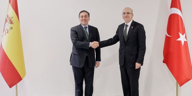 Albares traslada en Turquía el interés de las empresas españolas por el ferrocarril y la banca