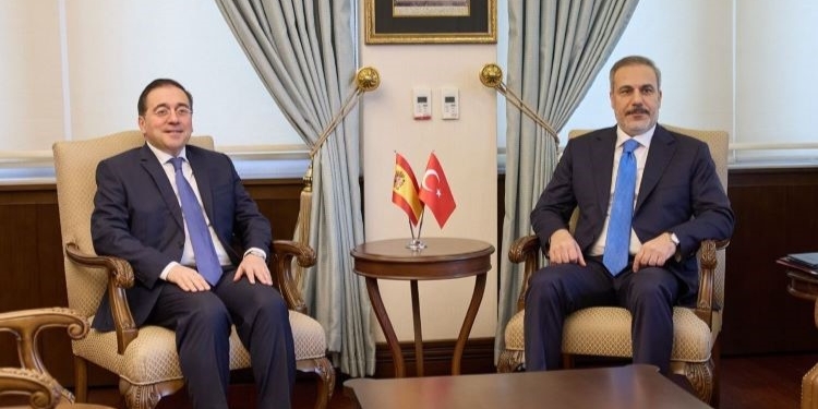 Albares asegura en Ankara que España quiere “reforzar el diálogo entre Turquía y la UE”