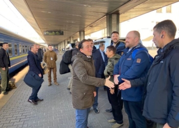 Albares llega a Ucrania en su primera visita tras la invasión rusa