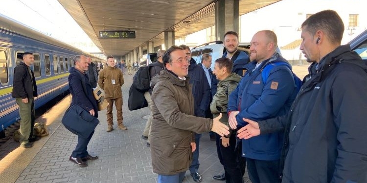 Albares llega a Ucrania en su primera visita tras la invasión rusa