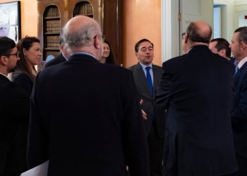 Albares insiste en que España acompañará el diálogo entre Maduro y la oposición