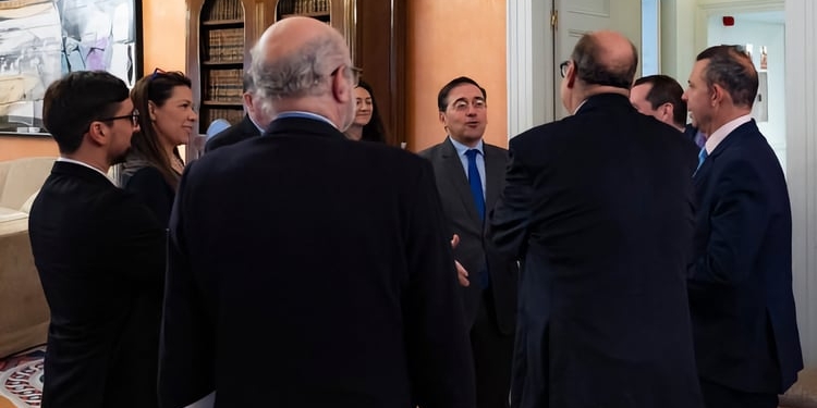 Albares insiste en que España acompañará el diálogo entre Maduro y la oposición