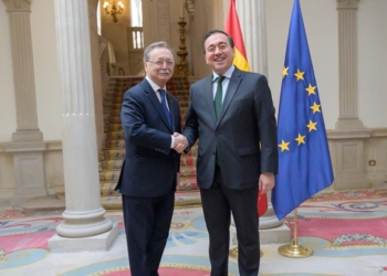 Albares y el presidente de Ceuta abordan en Madrid el eterno retraso de la aduana comercial