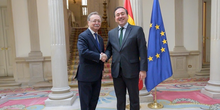 Albares y el presidente de Ceuta abordan en Madrid el eterno retraso de la aduana comercial