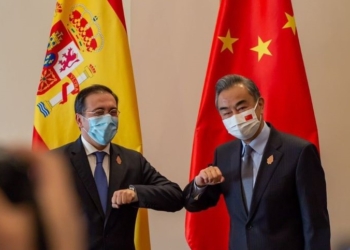 China anuncia la reanudación de vuelos con España y Albares le pide un papel “activo” en Ucrania
