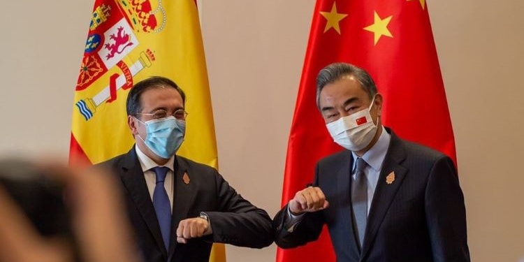 China anuncia la reanudación de vuelos con España y Albares le pide un papel “activo” en Ucrania