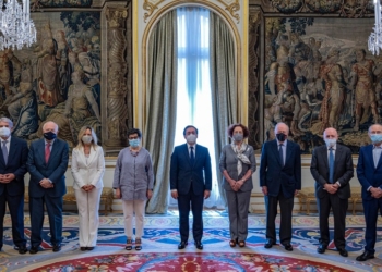 Albares saluda al personal del Ministerio y recibe el “consejo y apoyo” de sus predecesores