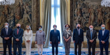 Albares saluda al personal del Ministerio y recibe el “consejo y apoyo” de sus predecesores