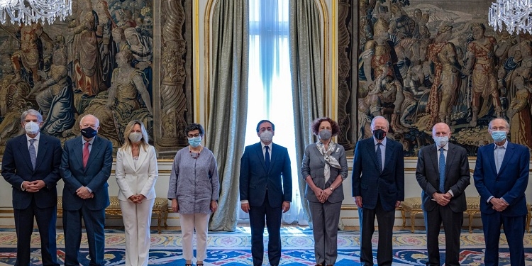 Albares saluda al personal del Ministerio y recibe el “consejo y apoyo” de sus predecesores