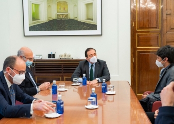 Albares se reúne con Yunior García para transmitirle “el compromiso de España con las libertades”