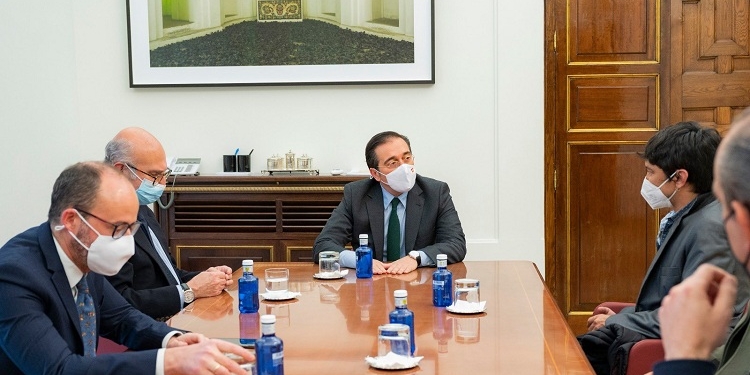 Albares se reúne con Yunior García para transmitirle “el compromiso de España con las libertades”