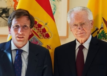 El alcalde de Madrid y el embajador de Ecuador, en el Ayuntamiento de la capital./ Foto: Embajada de Ecuador