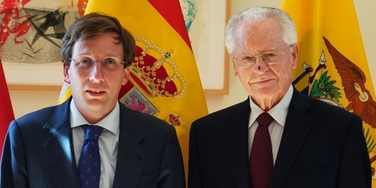 El alcalde de Madrid y el embajador de Ecuador, en el Ayuntamiento de la capital./ Foto: Embajada de Ecuador