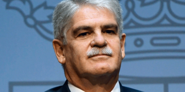 Dastis considera un error forzar una rectificación del Brexit