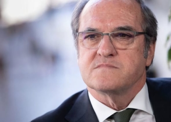 El Defensor del Pueblo reprocha a Exteriores que no responda a las quejas sobre el Consulado en Londres