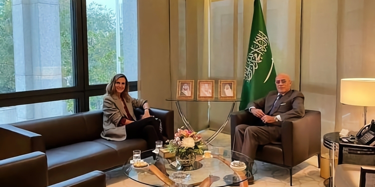 El embajador de Arabia Saudí recibe a la presidenta de CEOE Internacional