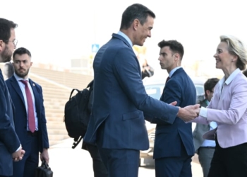 Sánchez saluda a la presidenta de la Comisión Europea en presencia de Pere Aragonés./ Foto: Pool Moncloa/Borja Puig de la Bellacasa