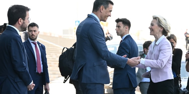 Sánchez saluda a la presidenta de la Comisión Europea en presencia de Pere Aragonés./ Foto: Pool Moncloa/Borja Puig de la Bellacasa