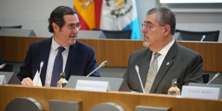 Arévalo anima a los inversores españoles a participar en el desarrollo social de Guatemala