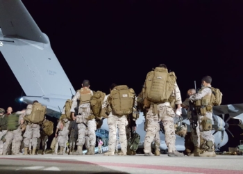 Soldados españoles junto al avión que los llevó a Dubai