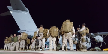 Soldados españoles junto al avión que los llevó a Dubai