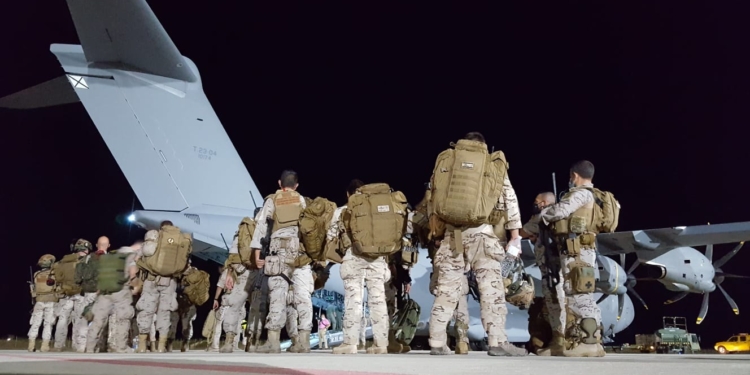 Soldados españoles junto al avión que los llevó a Dubai