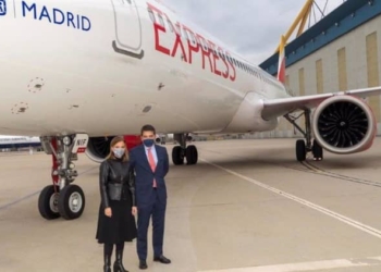 El Ayuntamiento e Iberia Express bautizan un avión como Madrid para difundir su imagen en Europa