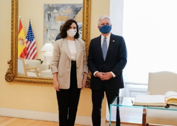 El encuentro de una hora entre Díaz Ayuso y el encargado de Negocios de EE UU