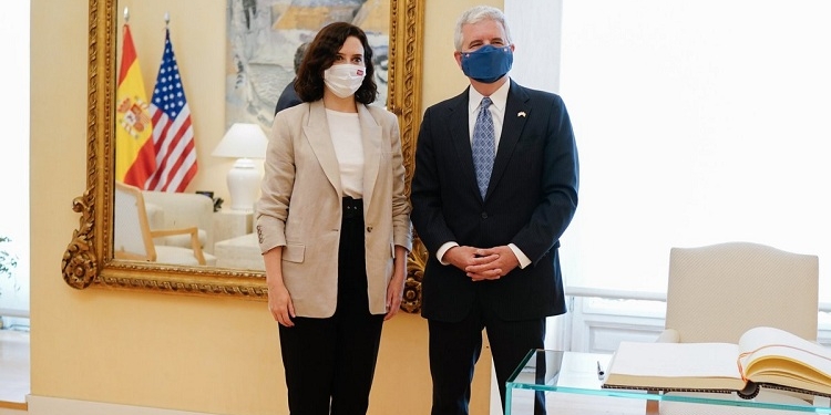 El encuentro de una hora entre Díaz Ayuso y el encargado de Negocios de EE UU