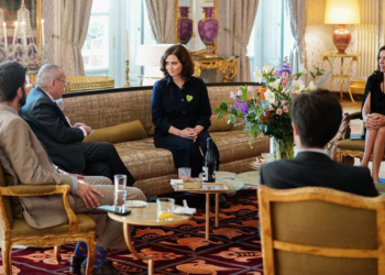 Ayuso explica al embajador de Francia la gestión de Madrid ante la segunda ola de COVID